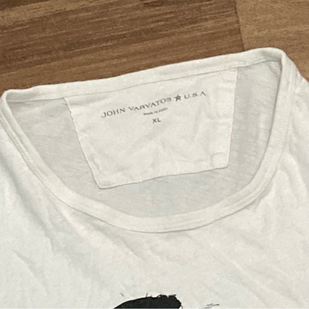 Men’s John Varvatos Graphic Tee Peace Sign Sz XL - Picture 3 of 4